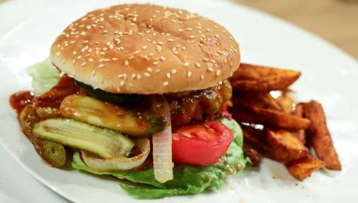 Hauptgericht: Jalapeno-Cheeseburger mit selbstgemachter Barbecue-Sauce und frittierten Süßkartoffelecken von Jennifer Neßler Für den Jalapeno-Cheeseburger: 2 Burgerbrötchen 300 g frisches Rinderhack