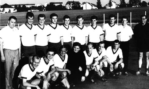 Vereinschronik von 1907-1982, Fortsetzung In den elf darauffolgenden Jahren gehörte der ATS Hof West der A-Klasse Hof an. Die Trainer Max Wellhöfer, Werner Müller und Horst Peetz agierten souverän.
