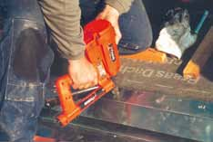 Reparaturarbeiten einstellbare Eintreibtiefe für ein opti - males Nagelbild Füße am Magazinboden und Abstandshaltern am