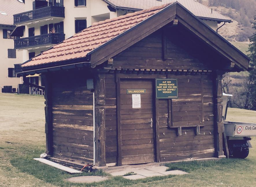 10. BALL-AUTOMATEN HÜTTE - AUSSENWAND Die Golfanlage Vulpera verfügt über eine grosse Driving Range (Trainingsplatz vor dem Spiel) mit einer Hütte für den Ballautomat.