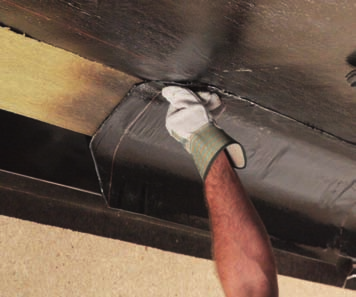Dämmstoff oder einem anderen Material in der Kehle zwischen Dach und Wand eingeklebt werden, um so eine optimierte