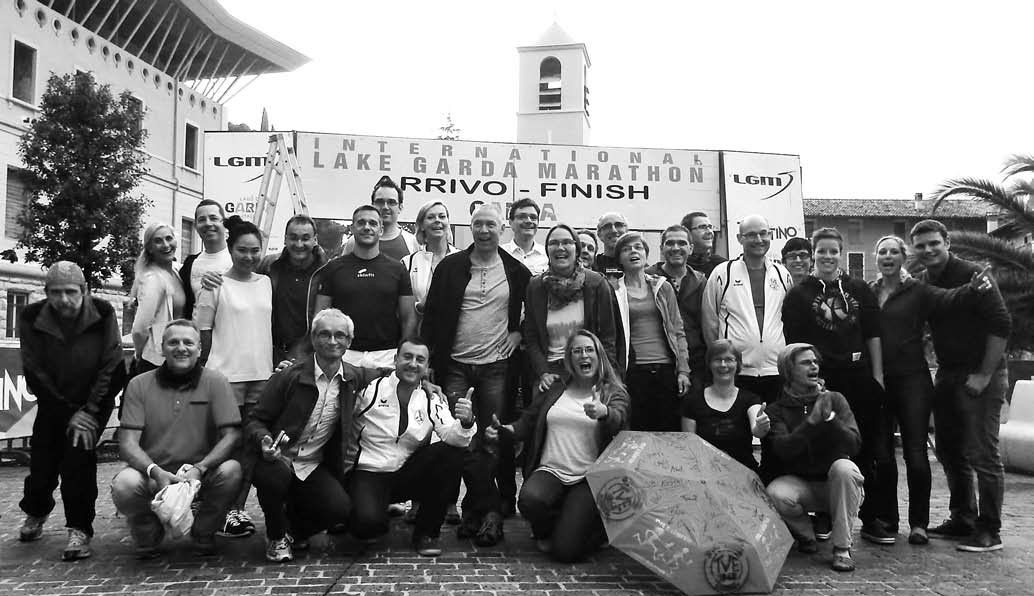 Laufen + Walking TV-Läufer rocken den Gardasee Jahresausfahrt zum International Lake Garda Marathon Gruppenfoto aller TV-Läufer vor dem Zieleinlauf in Torbole. F.