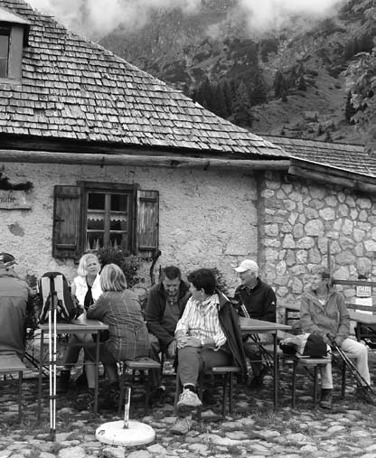 In der Hütte konnte man selbst gemachten Käse kaufen und Heinz Müssenberger gab für seine Mitstreiter eine Runde Schnaps aus.