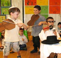 Aus der Gemeinde Kindergärten Kindergarten Westend Ein bewegender Abschied Fotos: Rafael Herlich Pure Freude bereiteten die Fiedelspielenden Musikanten und die schwungvollen Schabbattänzerinnen den