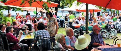 Aus der gemeinde Altenzentrum Gesungen wurde viel auf dem diesjährigen Sommerfest des Altenzentrums.