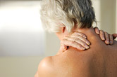 Verspannungen Was bei Schmerzen im Nacken hilft Schmerzen im Nacken sind ein deutliches Warnsignal. Höchste Zeit, gezielt etwas zu tun: Sieben Übungen gegen Nackenschmerzen. Unser Nacken ist sensibel.