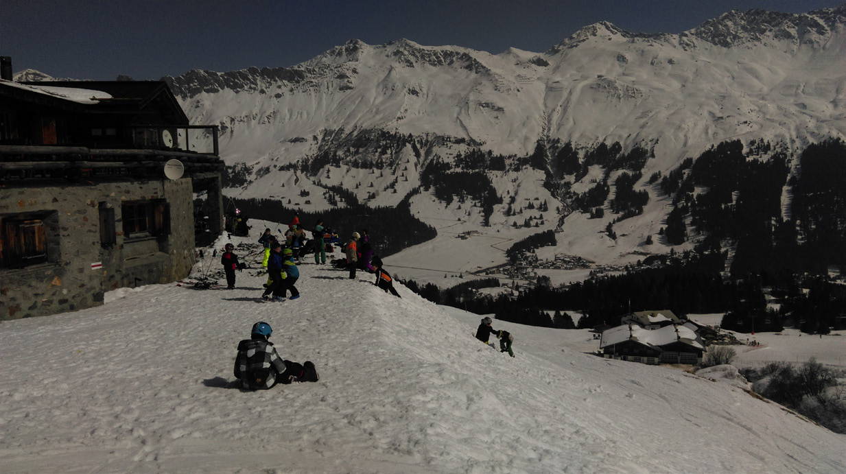Ski- und Snowboardlager der Primarschule Jonen Dieses Jahr trafen sich die 43 Skilagerteilnehmer bereits am Palmsonntagnachmittag auf der Schulhausstrasse in Jonen, um mit dem Car von Brumann Reisen