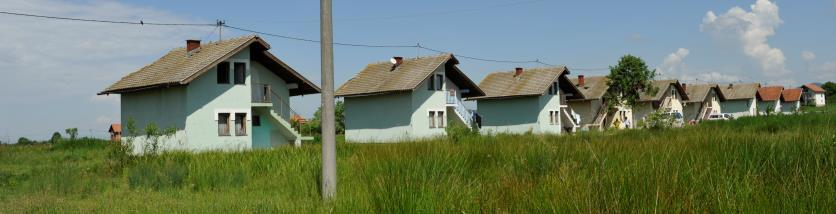 Wohnungen bereitstellen In der Stadt Kalesija gibt es 20 Häuser mit rund 40 Wohnungen, die nach dem Krieg für Flüchtlinge bereitgestellt worden waren. Zum Teil sind sie immer noch bewohnt.