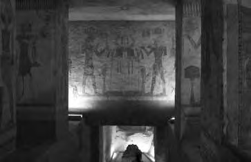 Haupteingang des Ramses-Tempels bis in den hintersten Bereich, das Allerheiligste, fiel und dort eine Göttergruppe mit Ramses II. in der Mitte anstrahlte.