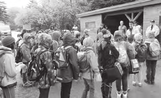 2014 freute sich die Klasse 4 sehr über den Besuch von Frau Fiedler. Angeregt durch einen Schülervortrag zu Künstlern aus der Umgebung hatten die Kinder sie eingeladen, um mit ihr zu malen.