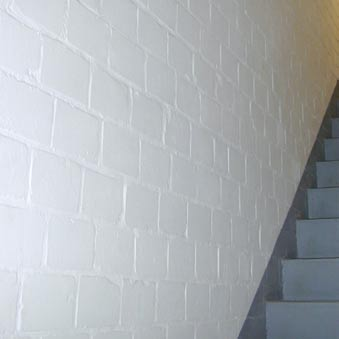 Die Oberflächen solcher Räume werden daher im Regelfall geputzt oder als Sichtmauerwerk ausgeführt. Für untergeordnete Kellerräume, wie z.b. Abstellräume, wird meist sichtbares Mauerwerk bevorzugt zum Teil deckend weiß gestrichen.