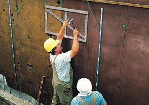 Betoniervorgang das durch die äußere Montageplatte geschützte