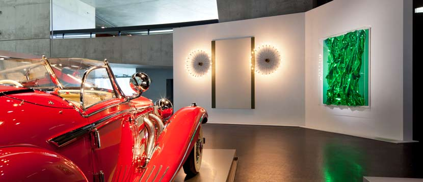 Das Konzept Die ausgestellten Werke, von Adolf Hölzel über Andy Warhol bis Sylvie Fleury, wurden so in den Parcours des Museums integriert, dass kein Auto weichen musste.