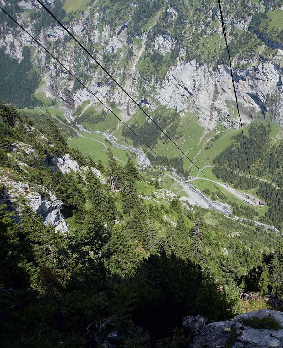 12 Erlebnis Schweiz Rumpelnd über allem schweben Mikro-Seilbahnen bieten ein luftiges Abenteuer.