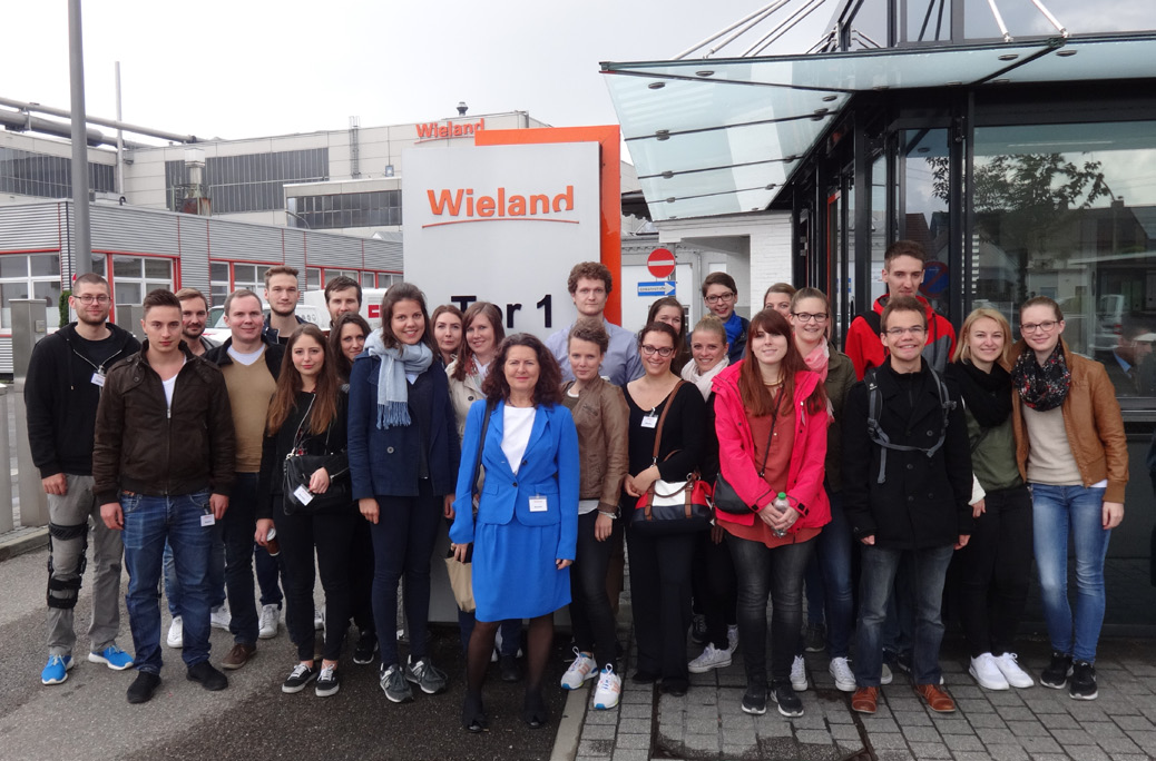 SCHWERPUNKT PERSONAL Am 3. Juni machten sich alle TeilnehmerInnen des Vertiefungsmoduls Personalmanagement zusammen mit Prof. Dr. Erika Regnet auf den Weg zur Wieland- Werke AG nach Vöhringen.
