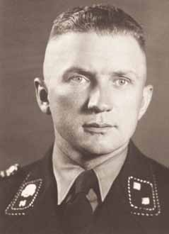 Neuengamme, 1942 Adjutant; 1944/45 Kommandant des KZ Auschwitz; tauchte nach Kriegsende unter; lebte in Dassendorf am