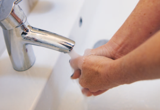 gewusst wie Richtig Hände waschen Hände waschen kann jeder mit wenigen Schritten lässt sich dabei sogar Wasser und Energie sparen. Und das, ohne unhygienisch zu sein.
