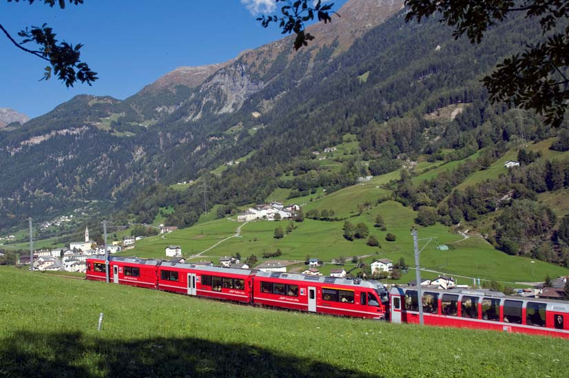 Aufnahme: Harald Klein Bild T6-3: Durch den Einsatz der neuen Allegra-Triebzüge vor dem Bernina-Express entfällt der zeitintensive Lokwechsel in Pontresina.