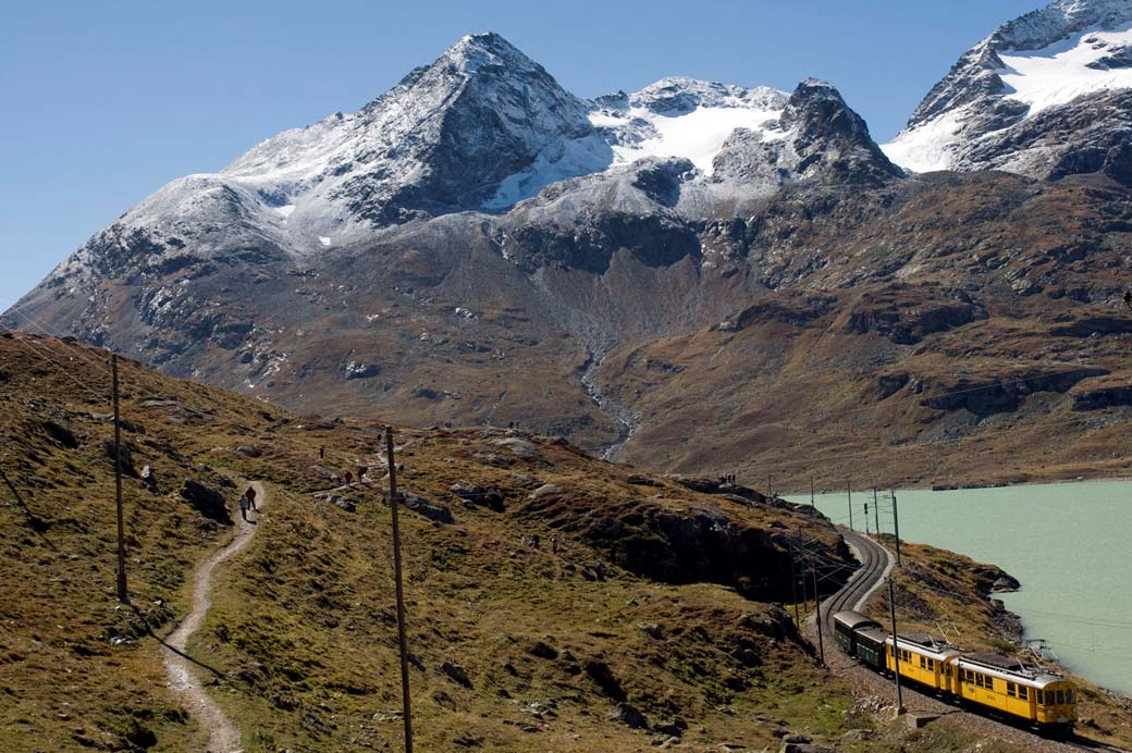 Bild T9-3: Beim Anblick des Berninamassives, hier der nur 3.032 Meter hohe Sassal Mason mit dem Cambrenagletscher, wirkt der gelbe Berninazug wie eine Spielzeugeisenbahn. Am Vormittag des 19.