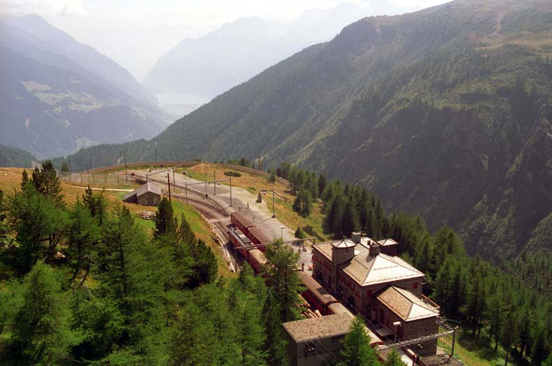 Bild T10-2: Der wohl spektakulärste Bahnhof der Berninabahn befindet sich auf der in 2.091 m ü.m. gelegenen Aussichtsterrasse Alp Grüm.