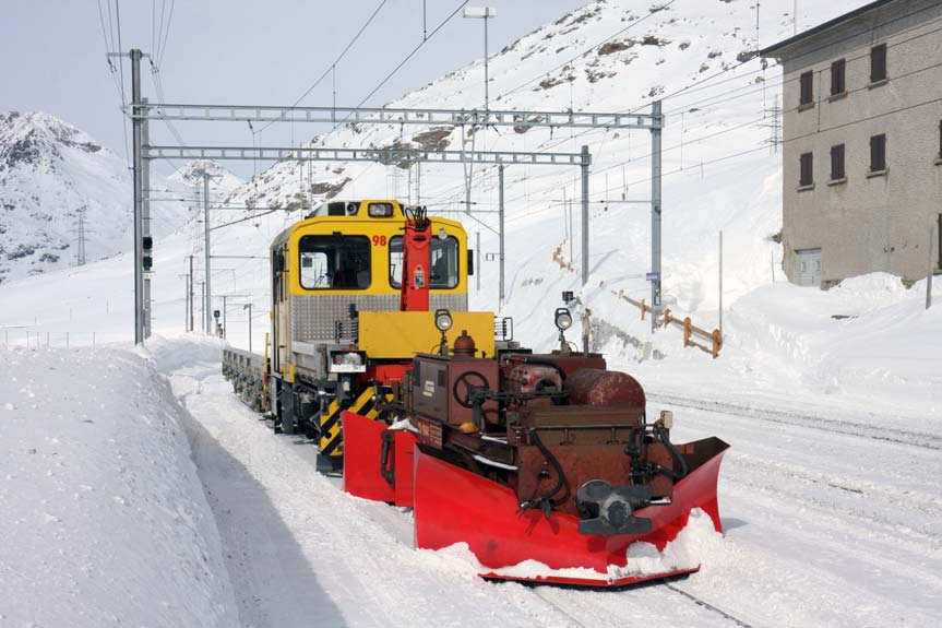 Bild T12-2: Ospizio Bernina: Zur Aufrechterhaltung eines sicheren Bahnbetriebes sind immer wieder Fahrzeuge zur Schneeräumung unterwegs.