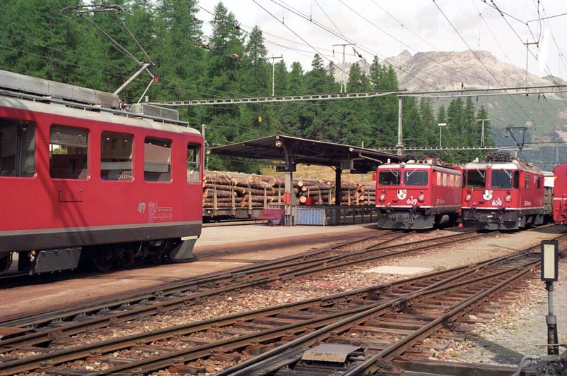 Bild K6-1: Am 25. Juli 2003 spielte sich in Nord-Süd Richtung folgendes tägliches Szenario ab. Der Bernina-Express D 501 aus Chur fährt um 10.
