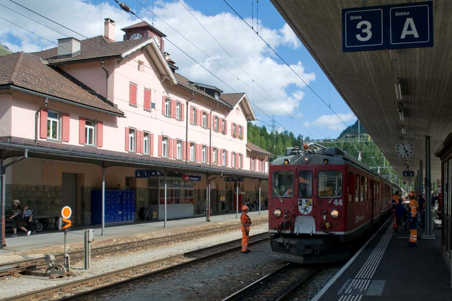 Bild K6-5: Um 16.28 Uhr trifft der Bernina-Express D 960 auf Gleis 3 ein.