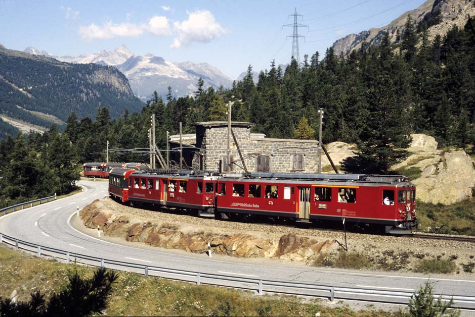 Kapitel 7 Tafel T 18-1 bis T 18-3 Von Pontresina zum Pass Nach der Montebellokurve verläuft die Bahnstrecke parallel zur Bernina-Passstraße.
