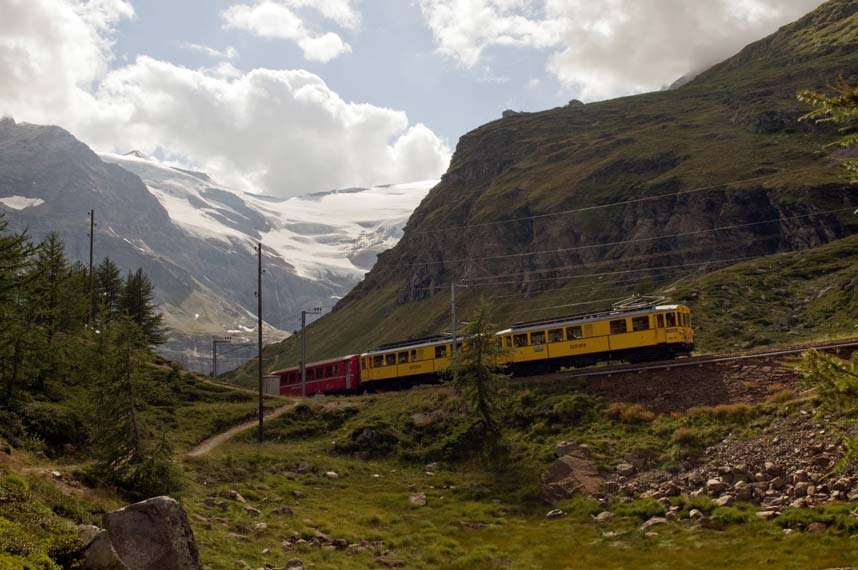 Bild T21-3: Zur falschen Zeit am rechten Ort. Im Frühjahr füllt sich das Drachenloch (Pozzo del Drago) mit Schmelzwasser und der Palü-Gletscher samt Zug spiegeln sich in ihm.
