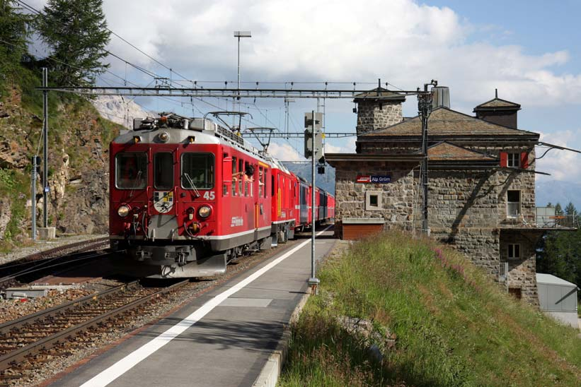 Links von Triebwagen ABe 4/4 II 45 kann man die äußere Schiene des Gegengleises erkennen. Der Regionalzug R 1664 aus Tirano wird ohne Kreuzung nach St. Moritz weiterfahren können.