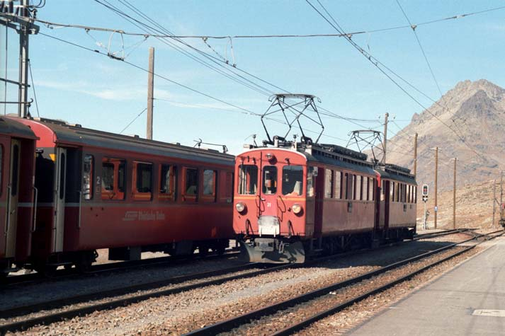 100 Jahre Berninabahn Kapitel 1 Tafel T 1-1 bis T 1-3 Triebwagen ABe 4/4 I 30 bis 38 Die vierachsigen Triebwagen der Baureihe ABe 4/4 I sind die ältesten Fahrzeuge der Berninabahn im Betriebseinsatz.