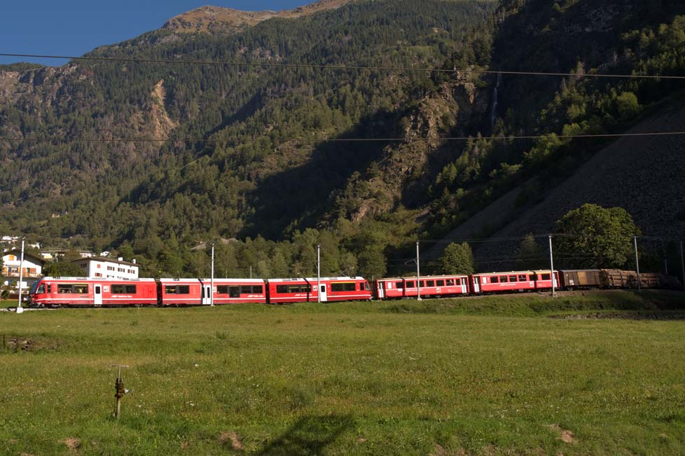 100 Jahre Berninabahn Kapitel 12 Tafel T 28-1 bis T 28-3 Der Kreisel von Brusio Hinter der Enge von Miralago (965 m ü.m.) öffnet sich das Tal und die Siedlung Brusio kommt ins Blickfeld.