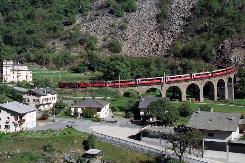 Inmitten des Kreisviaduktes sind diverse Skulpturen aufgestellt welche die Fahrgäste der Berninabahn rundum bestaunen können. Aufnahme: Harald Klein, August 1993.