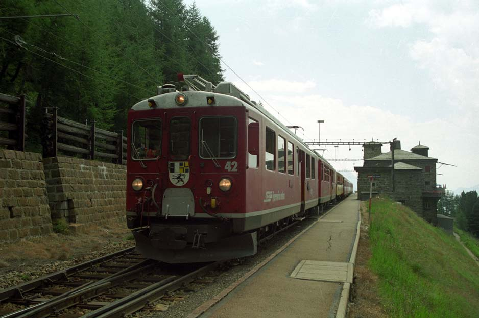 Bild T2-2: Durch eine Betriebsstörung im Bahnhof Cavaglia musste am 21. Juli 2003 der Zug bereits in der Betriebsausweiche Stablini gewendet werden.