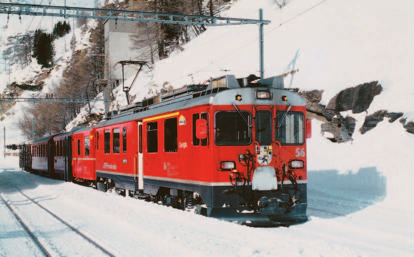 Die ABe 4/4 56 mit roten Waggons und ein Güterwagen am Schluss in Alp Grüm im Winter 1992.