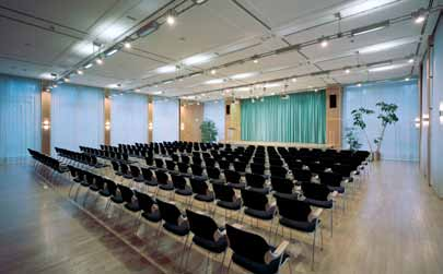 hohe Fensterfronten Parkettboden Aula bis 230 Personen Haus 10 Akademiehotel Ebene 0 Bühne mit Vorhang Professionelle