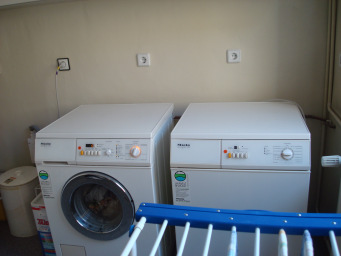 schirrspüler, Mikrowelle und Waschmaschinen. In der Lehrküche können die elektrischen Geräte ebenfalls zentral an- und abgeschaltet werden.