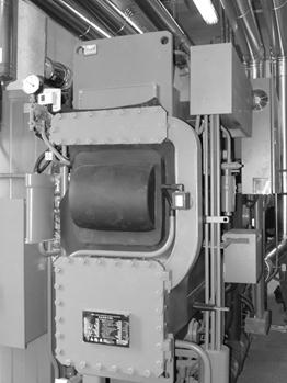 Rechts: 1-stufige Absorptionskältemaschine mit 10 kw Kälteleitung zur solarthermischen Unterstützung der Prozesskühlung in einer Radiologischen Praxis in Berlin. Bauhöhe der Maschine: ca. 1.90 m.
