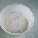 Zu steif angesetzte Masse kann mit Wasser verdünnt werden. Pulver-Nachstreuen ist zu vermeiden, sonst kommt es zur Klumpenbildung.