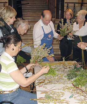 48 304 5. April 12 KLAGENFURT Service RÜCKBLICK PALMBUSCHENBINDEN. Viele Klagenfurter haben sich für den Workshop zum Palmbuschenbinden im Landesmuseum angemeldet.