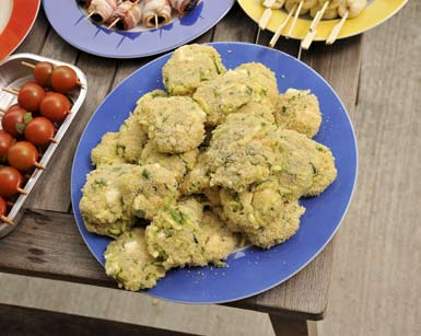 Feta-Zucchini-Bällchen 350 g festkochende Gschwellti (wenn möglich am Vortag kochen) 250 g Zucchini 200 g Feta 60 g Paniermehl 2 Eier 1 Päckli frische ganze oder gehackte Petersilie (frisch, nicht