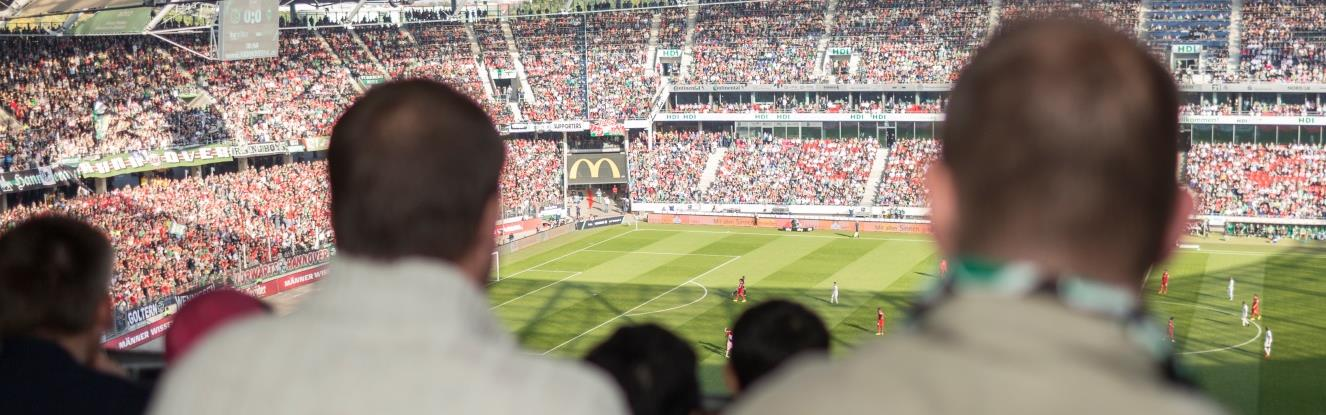 OPEN-AIR BOX DIE Fußballerlebnis pur In der Open-Air Box steht das Erlebnis eines Bundesliga-Heimspiels im Vordergrund.