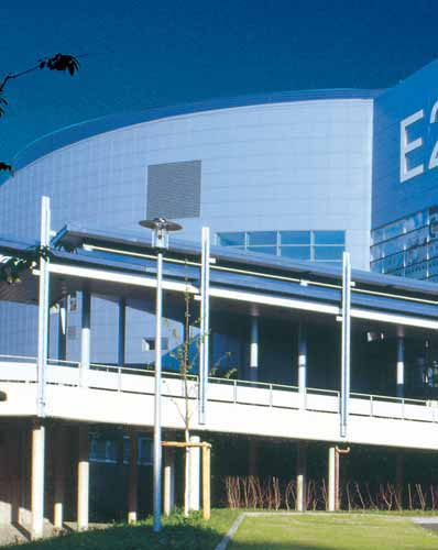 OBJEKT Color Line Arena Hamburg DIE MODERNSTE MULTIFUNKTIONSHALLE EUROPAS Viele Funktionen unter einem Dach Die Color Line Arena in Hamburg ist eine der modernsten Mehrzweckhallen in Europa und
