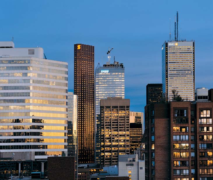 Toronto 22 23 Fernsehturm trifft auf modernstes (Sharp Centre for) Design. Going Downtown: Torontos Glitzerfassadenwelt steht der US-amerikanischer Großstädte kaum nach.