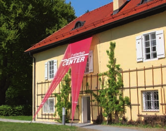 12 FHStartup Center FHstartup center Wegbereiter für künftige Unternehmer Salzburg eine eigene Einrichtung für die Entwicklung spannender Geschäftsideen geschaffen.