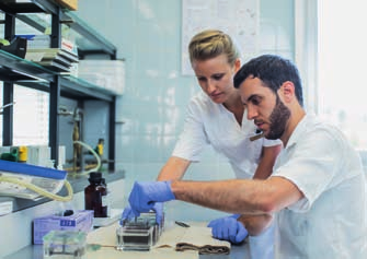58 Gefragte ExpertInnen: Biomedizinische AnalytikerInnen sind im klinischdiagnostischen Labor, im Qualitätsmanagement sowie in Industrie und Forschung tätig.