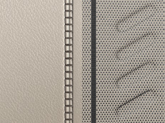 Leder mit Applikationen in Silberchrom; Kombiinstrument mit zwei Tuben - Zifferblatt mit konzentrischen Ringen und Zeiger in metallischem Silber und roter Zeigerfahne; Fahrlichtschalter schwarz