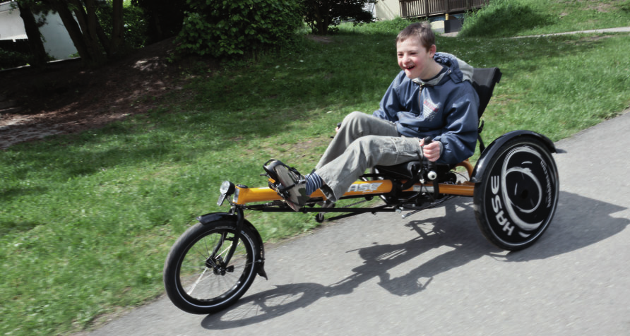 CHALLENGE WEEKS HASE BIKES bringt Kids mit Handicap in Fahrt und umgekehrt.
