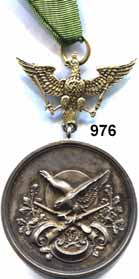 Die leeren Rückseiten des Ordens und aller 26 Glieder mit Silberpunze 800, auf den Rückseiten von zehn der Kartuschen mit den Kronen auch die Namen der Schützenkönige von 1925 bis 1934.