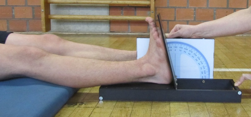 6. Fußbeweglichkeit Beugen des Fußgelenks Siehe 5. Unterschied in der Bewegungsrichtung: - Maximal mögliche Beugung im Fußgelenk, ohne die Streckung im Kniegelenk zu verändern.